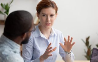 Woman having an innovation strategy discussion with a colleague.