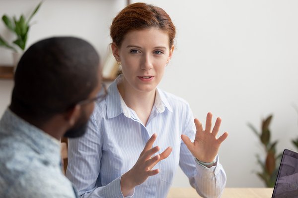 Woman having an innovation strategy discussion with a colleague.